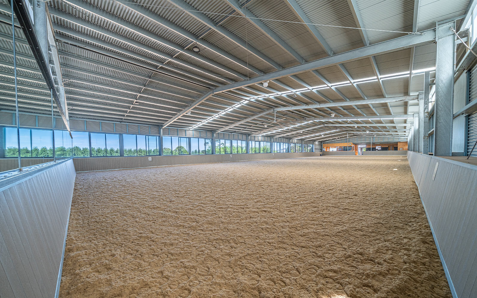 Combined indoor arena and stable complex 