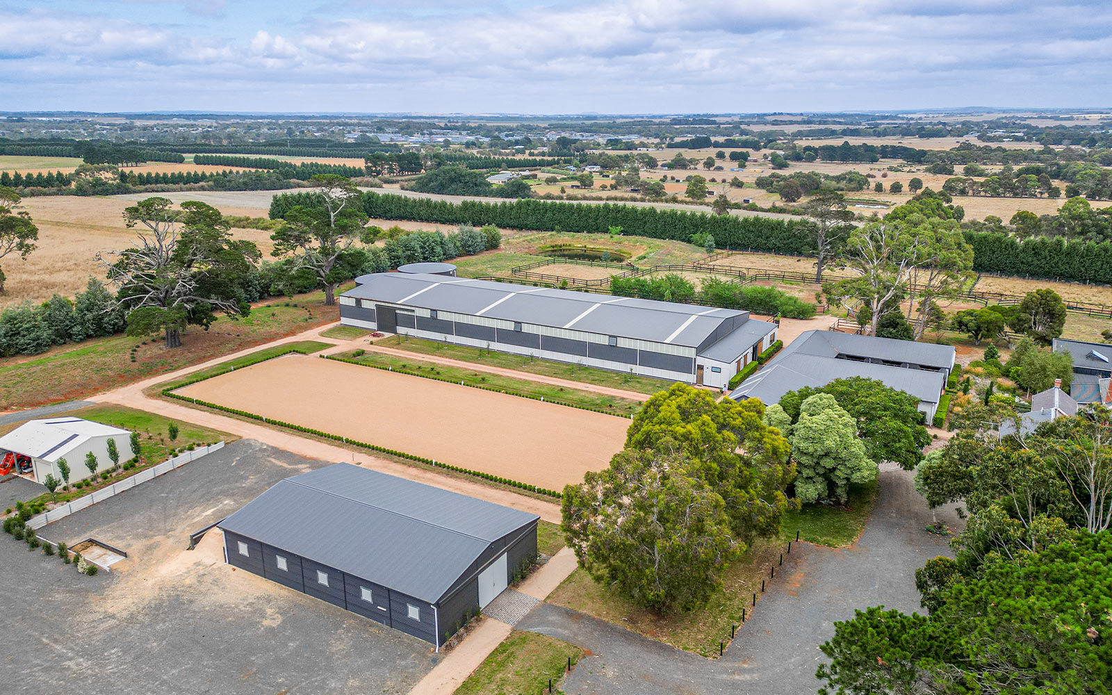 Combined indoor arena and stable complex