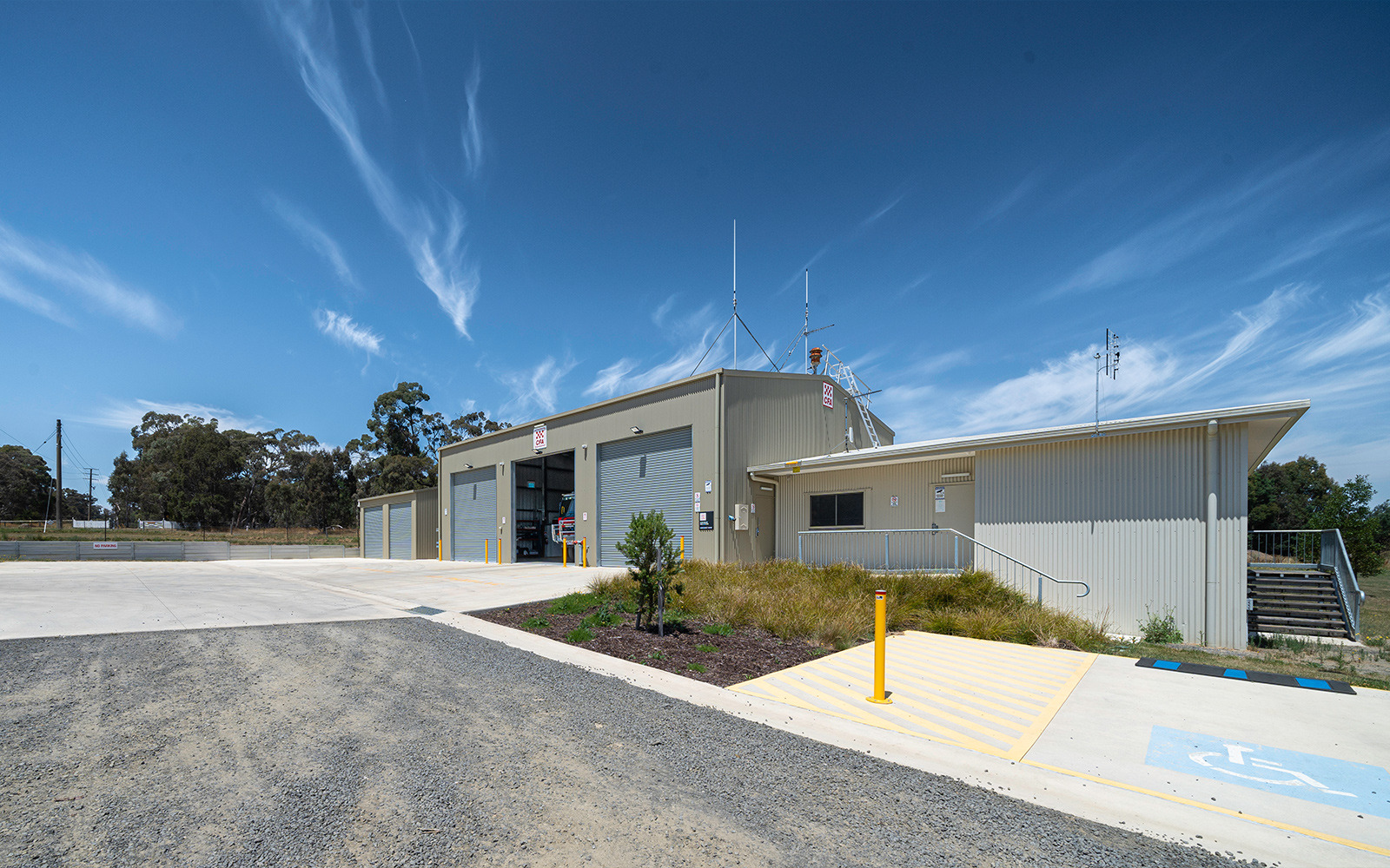 Carlsruhe CFA emergency services building 1_tile (1)